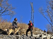 34 Alla alta croce di vetta del Canto Alto (1146 m)